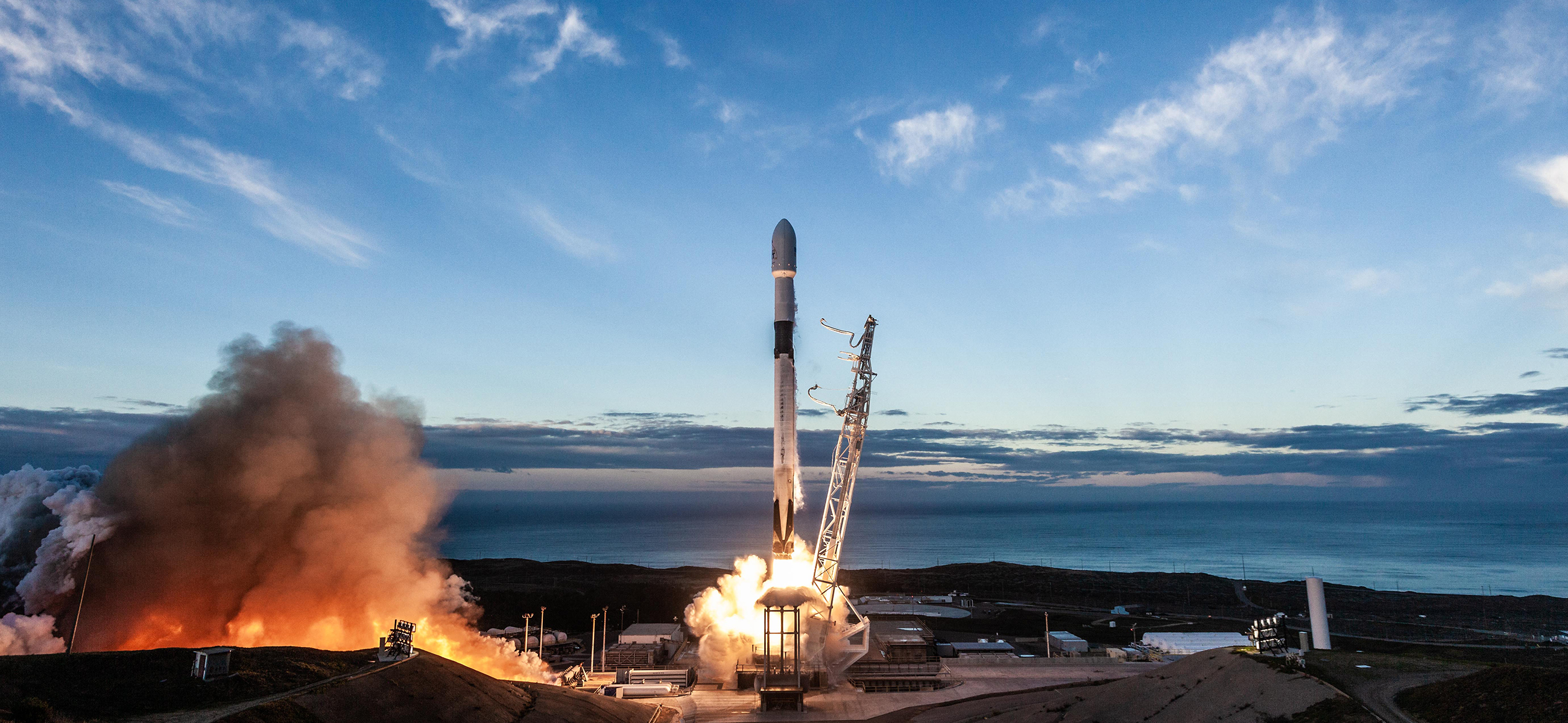 Falcon 9 lifts off with its Iridium-8 payload